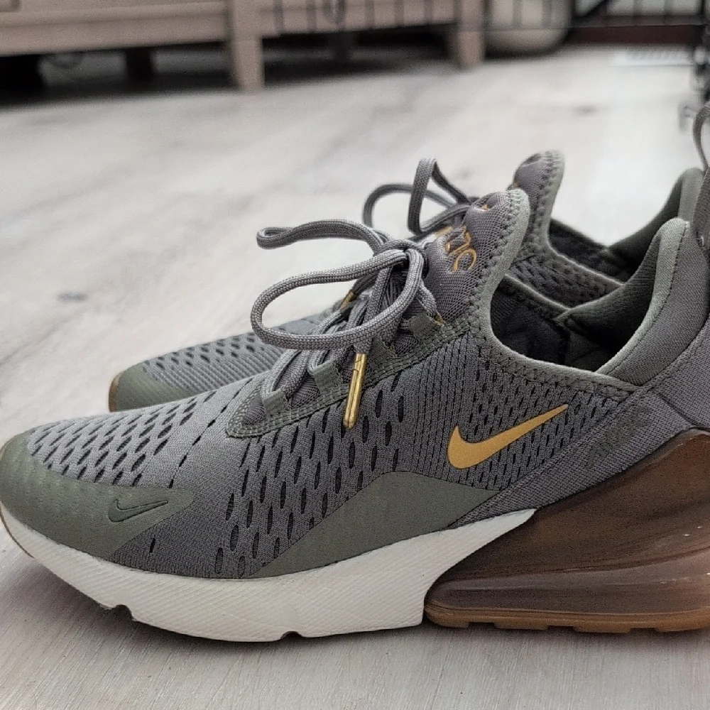 Nike Air 270 Gray Sneakers with Gold Accents - Picture 5 of 8